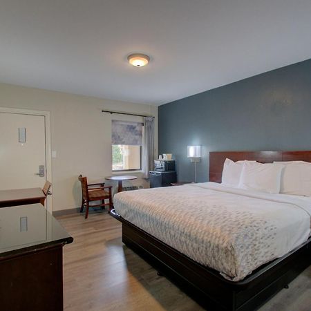 Budget Inn Фолс Черч Экстерьер фото