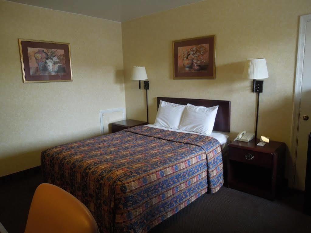 Budget Inn Фолс Черч Экстерьер фото